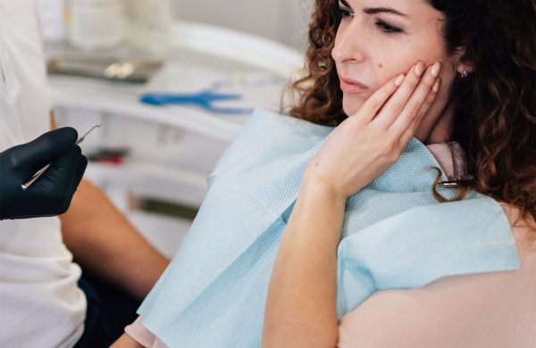 Τι είναι η οδοντική υπερευαισθησία Τα ούλα και το σμάλτο (αδαμαντίνη) του δοντιού προσφέρουν προστασία στα δόντια.